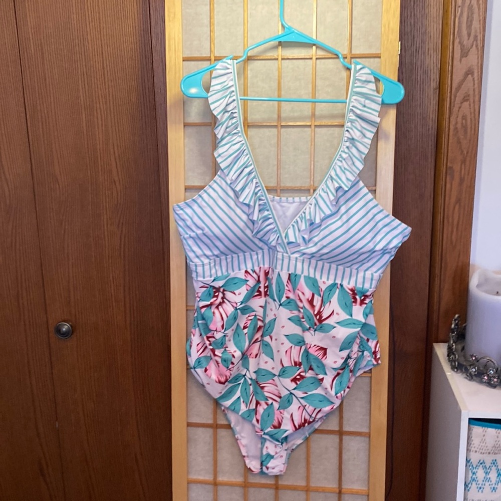 Shein one piece swimsuit with ruffles. NWOT size 4X